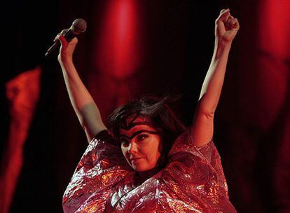 La cantante islandesa Björk, durante su actuación la noche del viernes en El Ejido.