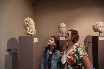 Milagrosa Dávila y Alejandra de Orellana, viuda y nieta de Antonio Orellana, contemplan una de las piezas que donaron al Museo de Arqueológico de Medina Sidonia.