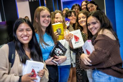 Un grupo de fans muestra sus ejemplares de 'Anhelo', 'Furia', 'Ansia', 'Fulgor' y 'Katmere'.
