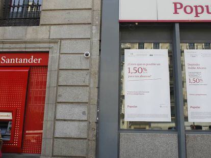 Una oficina del Santander junto a otra del Banco Popular.