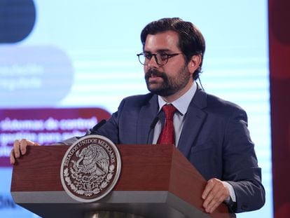 El titular de la Cofepris, Alejandro Svarch Pérez, durante la conferencia matutina en Palacio Nacional, el 7 de junio de 2022.