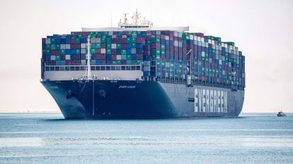 El Ever Given, de bandera panameña, navega por el Canal de Suez, el 7 de julio de 2021, tras haber sido liberado de su atasco en dicha vía marítima.