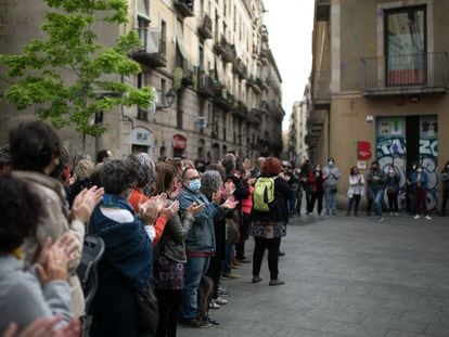 Concentración de trabajadores sociales en apoyo a la oficina municipal del Raval, ocupada la semana pasada.