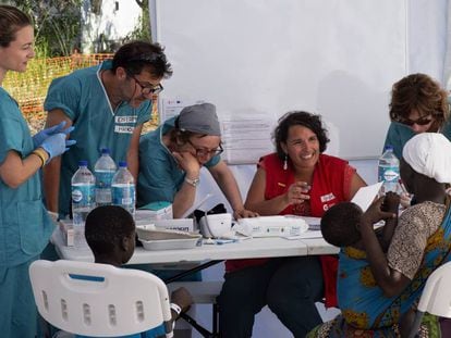 Miembros del equipo Start de la Agencia Española de Cooperación y Desarrollo atienden a una paciente en Mozambique durante la respuesta a la situación de emergencia que provocó el ciclón Idai en Mozambique en 2019.