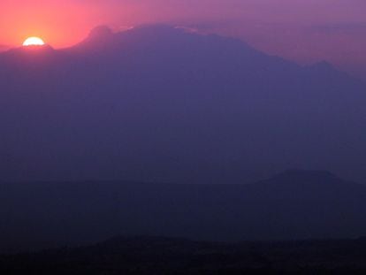 El sol saliendo detrás del volcán Iztaccíhuatl al amanecer del 3 de abril de 2022, el primer día del horario de verano, en Ciudad de México.