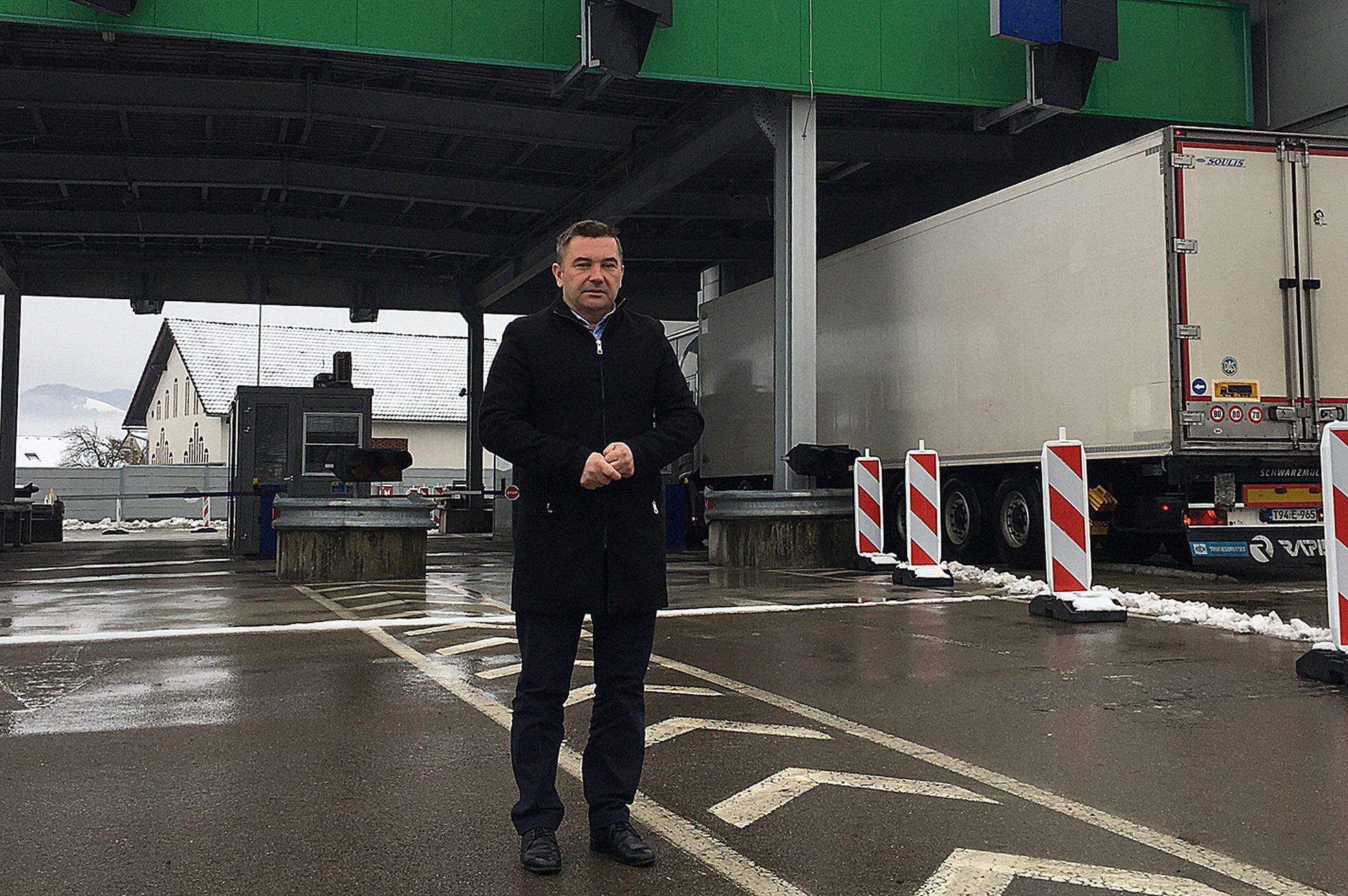 Robert Splast, alcalde de Kumrovec, posa el martes 17 de enero ante un puesto fronterizo con Eslovenia. autor: FRANCISCO PEREGIL 