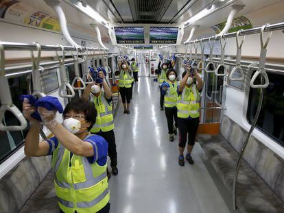 Labores de desinfección en un vagón del metro de Seúl, Corea del Sur, tras el brote de MERS de 2015.