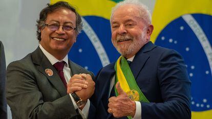 El presidente de Colombia, Gustavo Petro, saluda a Luiz Inacio Lula da Silva en su posesión, este domingo en Brasilia.