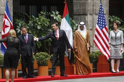 El embajador de Corea del Norte, Kim Hyong Gil (izquierda).