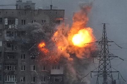 Explosión de un edificio de viviendas en Mariupol el 11 de marzo de 2022 después de recibir un impacto de artillería de un tanque ruso.