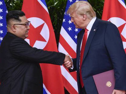 Trump y Kim Jong-un se saludan el pasado junio en Singapur.