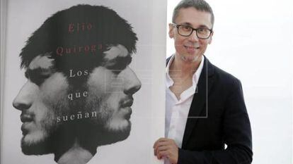 Elio Quiroga, ayer en el festival de Sitges con la portada de su novela.
