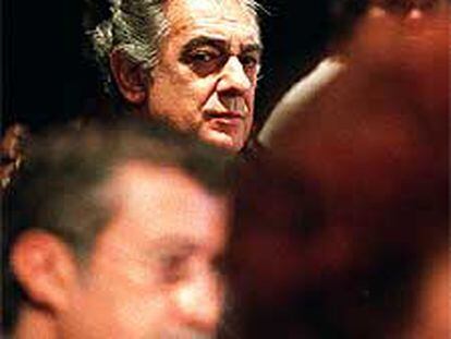 Plácido Domingo, ayer, con Emilio Sagi en primer plano.