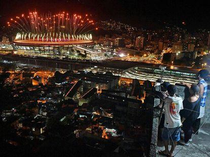 <span >La ceremonia inaugural de los Juegos Olímpicos Río 2016, vista desde la favela de Mangueira. Foto: Andrej Isakovic (@iandrej) / AFP.</span>