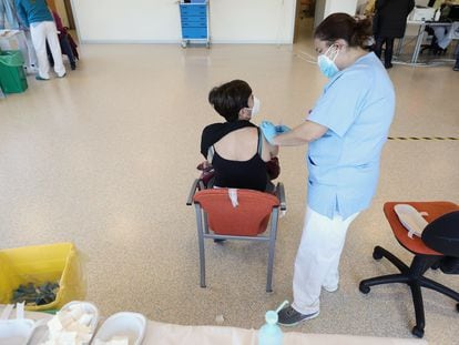 Una persona recibe la tercera dosis de la vacuna contra la covid-19 en el hospital Infanta Sofía de San Sebastián de los Reyes (Madrid), el pasado 30 de diciembre.