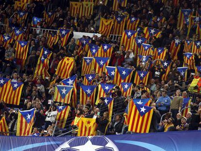 Los aficionados muestran 'esteladas' durante un partido del Barça.