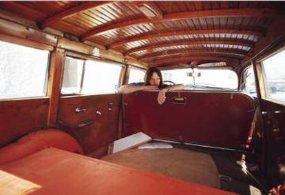 Neil Young, en el interior de un coche modelo Woody, en 1970.