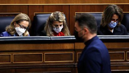 Las vicepresidentas Nadia Calviño, Yolanda Díaz y Teresa Ribera y, en primer plano, el portavoz de ERC, Gabriel Rufián, este miércoles en el Congreso.