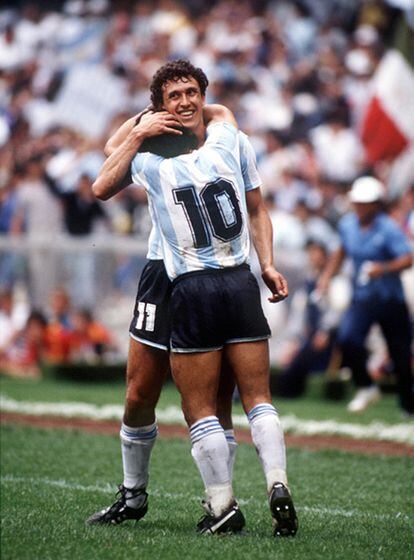 Maradona y Jorge Valdano se abrazan en el Estadio Azteca en la semifinal entre Argentina y Bélgica del Mundial de México 86.