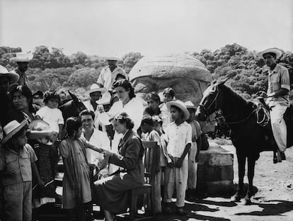 Dos enfermeras, una de ellas con uniforme militar, vacunan a varios niños en una zona rural sin determinar de México en 1951. El programa mundial de vacunación nacido en 1974, en colaboración con otros programas de salud pública, tenía el objetivo de garantizar un acceso equitativo a las vacunas para todos los niños del mundo, independientemente de su ubicación geográfica o situación socioeconómica. A lo largo de las últimas cinco décadas, el EPI ha logrado hitos históricos, como la erradicación de la viruela en 1980. La creación en 2000 de la Alianza Mundial para las Vacunas (GAVI, por sus siglas en inglés), de la que forman parte la OMS y Unicef, facilitó esa misión de lograr una cobertura vacunal universal.