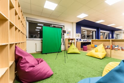 A chroma screen, to record audiovisual products, in the Corvo school library.