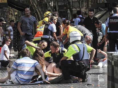 Unidades de emergencia atienden a algunos de los heridos en el atentado de La Rambla.