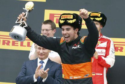 Sergio P&eacute;rez celebra en el podio de Sochi.