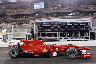 Fernando Alonso, al volante de su Ferrari, durante los primeros entrenamientos libres del Gran Premio de Abu Dabi.