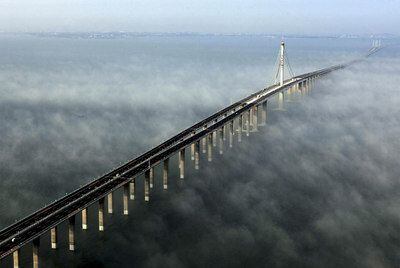 El puente de 42 kilómetros que une Qingdao con Huangdao, al este de China, inaugurado ayer.