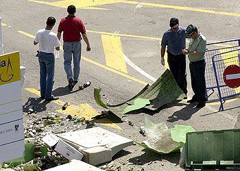 Agentes de la Guardia Civil y de la Policía toman muestras del contenedor donde estalló un artefacto en Sanxenxo.