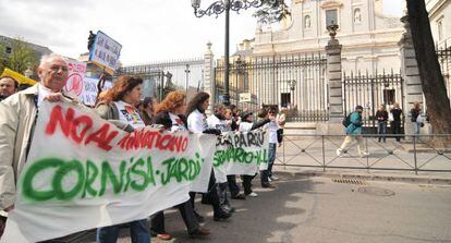 Manifestantes protestan contra el &#039;minivaticano&#039;.