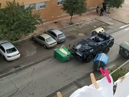 Vehículo blindado de la Policía actuando en la barriada del Río San Pedro en Puerto Real en la huelga por el metal.