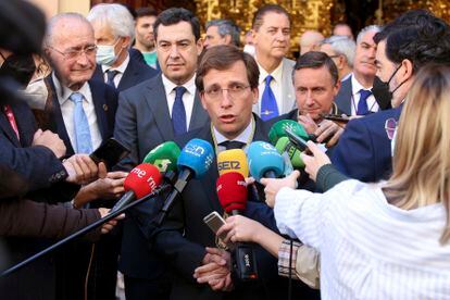 El alcalde de Madrid, José Luis Martínez-Almeida, atiende a los medios tras visitar la Casa Hermandad de la Cofradía de La Paloma de Málaga, este miércoles.