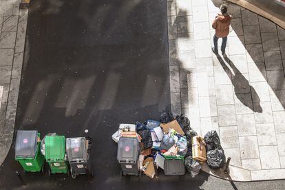 Un hombre pasa junto a un cúmulo de basuras, en París, este martes. El problema no se limita a la recogida de basuras, sino que hay piquetes que bloquean el acceso a las tres incineradoras de residuos del área metropolitana de París.
