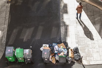 Un hombre pasa junto tiene un cúmulo de basuras, en París, este martes.  El problema no se limita a la recogida de basuras, sino que hay piquetes que bloquean el acceso a las propias incineradoras de residuos del área metropolitana de París.