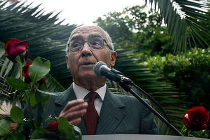 José Saramago, leyendo un fragmento del <i>Quijote</i> en portugués en el Palau Robert.