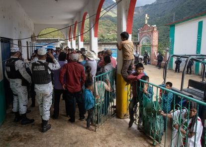 Inhabitants of Joya Real, in Guerrero, negotiate with the lawyers of the Tlachinollan Human Rights Center for the release of a 15-year-old minor after fleeing a forced wedding.