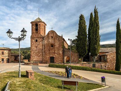 Una escena callejera de El Brull con la imagen de la iglesia de Sant Martí del Brull.