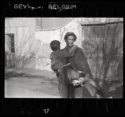 Un hombre lleva a un muchacho herido, Teruel. Diciembre de 1937.