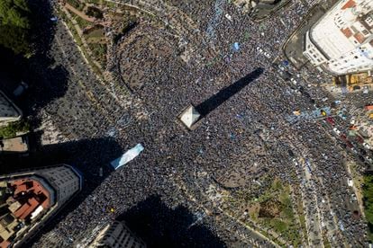 Vista aérea del Obelisco de la capital de Argentina, donde se reúnen miles de aficionados para festejar.