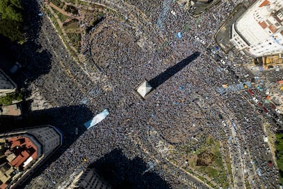 Vista aérea del Obelisco de la capital de Argentina, donde se reúnen miles de aficionados para festejar.