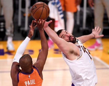 Marc Gasol intenta taponar el disparo de Chris Paul, en el partido que enfrentó a Los Angeles Lakers y los Phoenix Suns, el 30 de mayo de 2021.