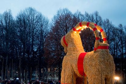 La cabra de Gävle 

Lugar: Suecia

Desde 1966 se erige en el centro de Gävle una figura de cabra gigante elaborada con paja. Su fama le viene de no sobrevivir ningún año de acabar quemada por vándalos.

El símbolo de la cabra también cobra relevancia en el país vecino, Finlandia, donde a Papá Noel se le llama Joulupukki (Cabra de Navidad) y se dan los regalos en persona con máscaras de cabra, según recoge BBC.