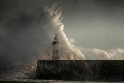 Enormes olas rompen contra el faro de New Haven en la costa sur de Gran Bretaña. 