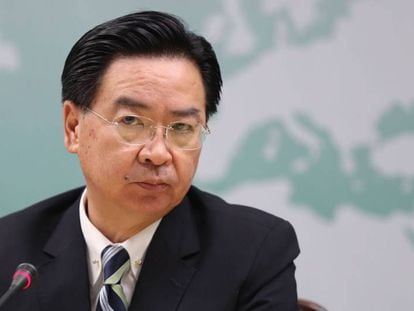 El ministro de Exteriores de Taiwán, Joseph Wu, en una conferencia de prensa en la que habló de la decisión de Kiribati de cortar relaciones, este viernes en Taipei.