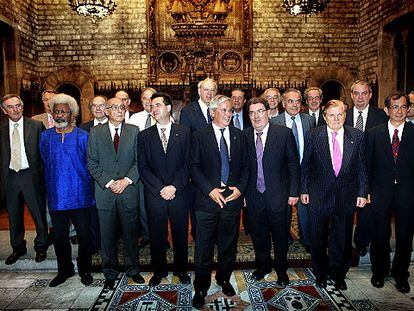 El alcalde Joan Clos, en el centro, junto con 12 premios Nobel, concejales y organizadores de la Conferencia Internacional de Educación Superior.