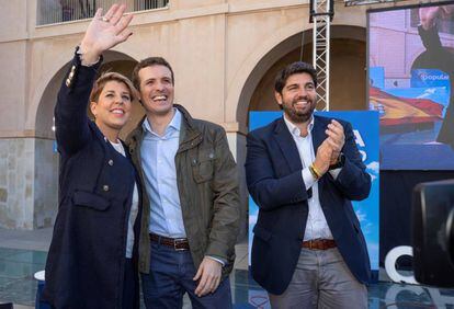 Pablo Casado, en el centro, junto al presidente del PP en la Región de Murcia, Fernando López Miras, y la candidata del partido a la alcaldía de Cartagena, Noelia Arroyo.