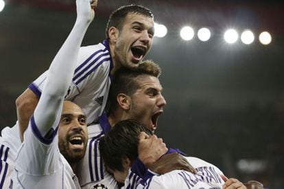 Los jugadores del Anderlecht celebran el 0-1.