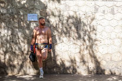 Un participante en el Orgullo 2022 espera, a la sombra, en las zonas habilitadas para las carrozas, poco antes del inicio del desfile. 