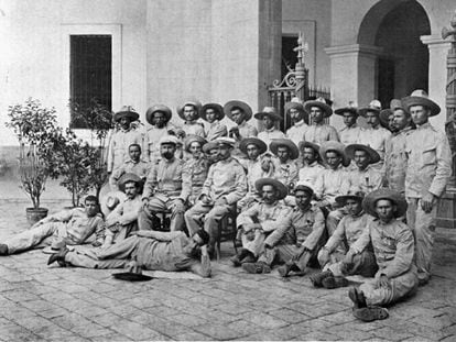 Supervivientes del destacamento de Baler fotografiados el 2 de septiembre de 1899, a su llegada a España.